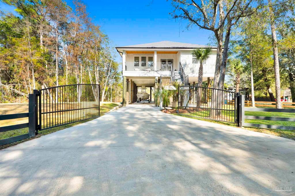 7746 River Rd, Milton, FL 32583