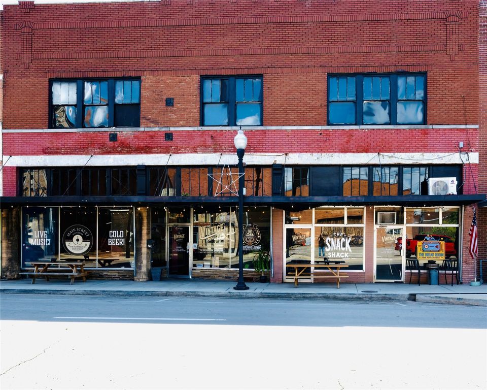 33 North Main Street, Paris, TX 75460
