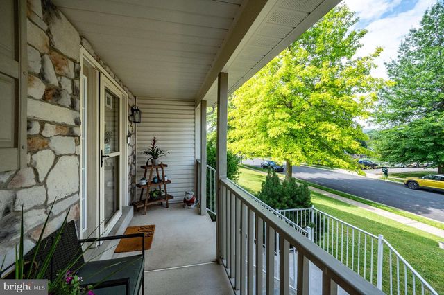 425 SENSEN RD, Wernersville, PA 19565