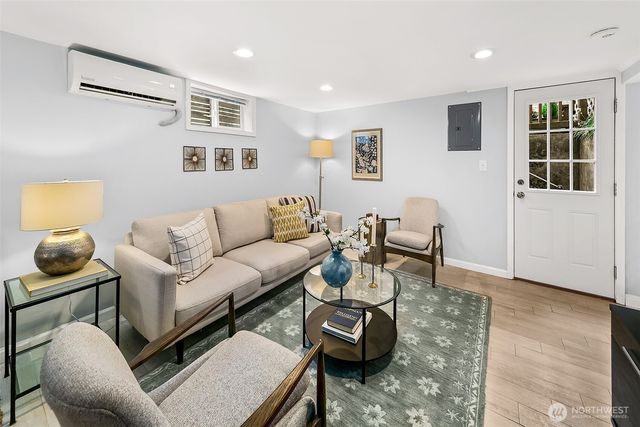 954 19th Avenue E, Seattle, WA 98112