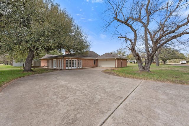 608 E Barton Street, Calvert, TX 77837