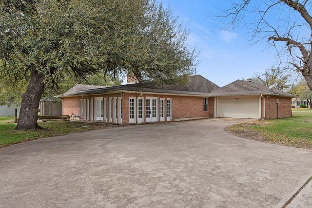 608 E Barton Street, Calvert, TX 77837