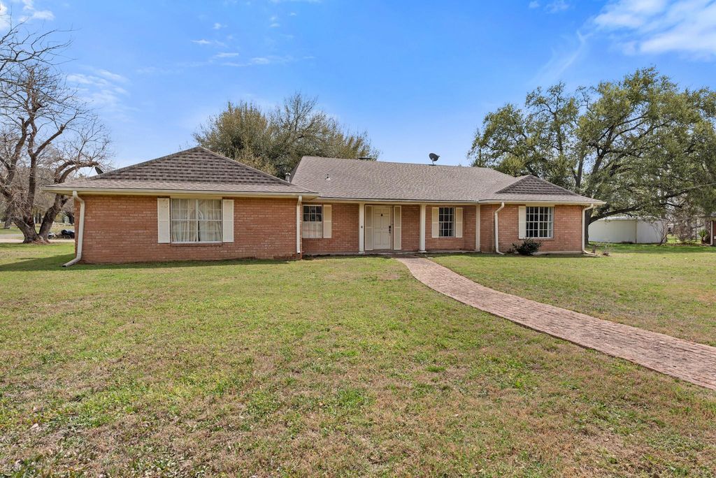 608 E Barton Street, Calvert, TX 77837