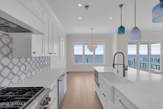 657 Bayview Drive, Toms River, NJ 08753