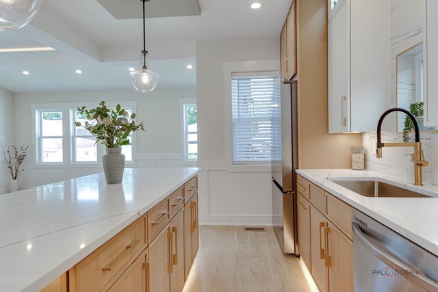 5748 W Eastwood Avenue, Chicago, IL 60630