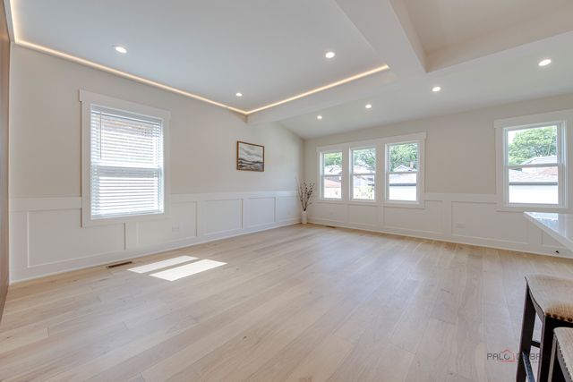 5748 W Eastwood Avenue, Chicago, IL 60630