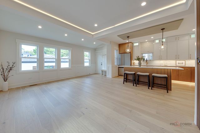 5748 W Eastwood Avenue, Chicago, IL 60630