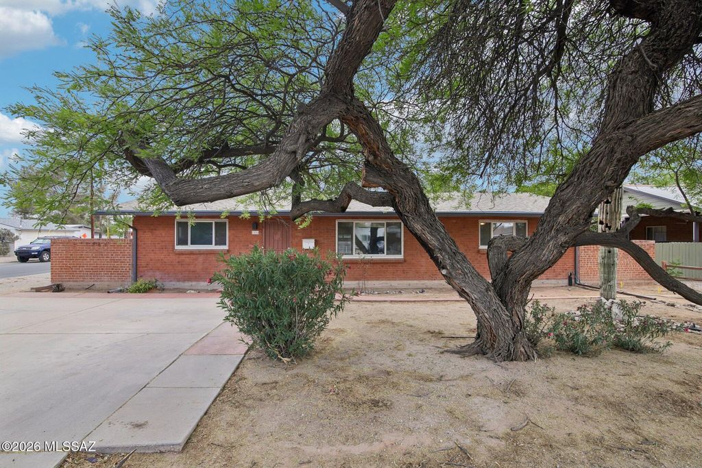 2558 E Glenn Street, Tucson, AZ 85716