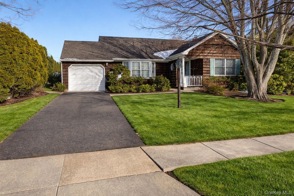 892 Lilac Drive, Massapequa, NY 11758