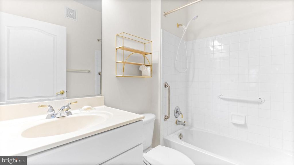 Image 29 of property listing at 8621 FLUTTERING LEAF TRL TRL #403, Odenton, MD 21113