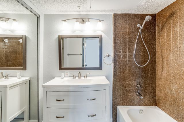5757 E University Boulevard 22T, Dallas, TX 75206
