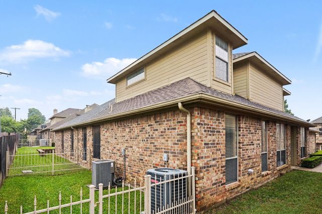 1230 Woodland Park Drive, Hurst, TX 76053