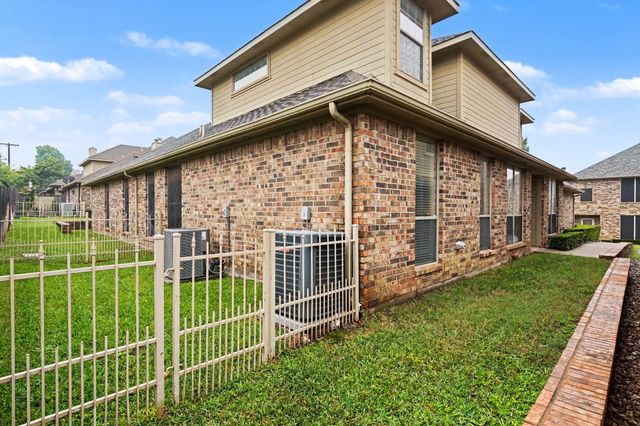 1230 Woodland Park Drive, Hurst, TX 76053
