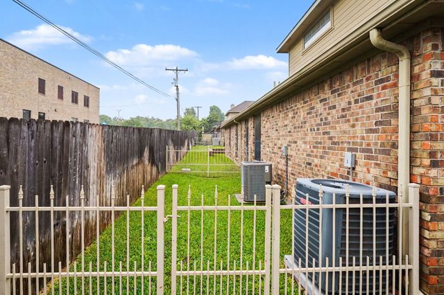 1230 Woodland Park Drive, Hurst, TX 76053