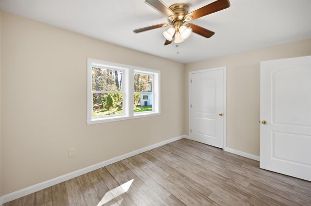 31 Page Rd Trlr 14, Litchfield, NH 03052