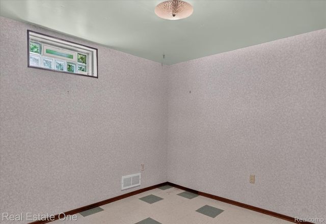 6039 Fish Lake Road, Highland Charter Township, MI 48442