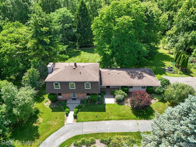 6039 Fish Lake Road, Highland Charter Township, MI 48442
