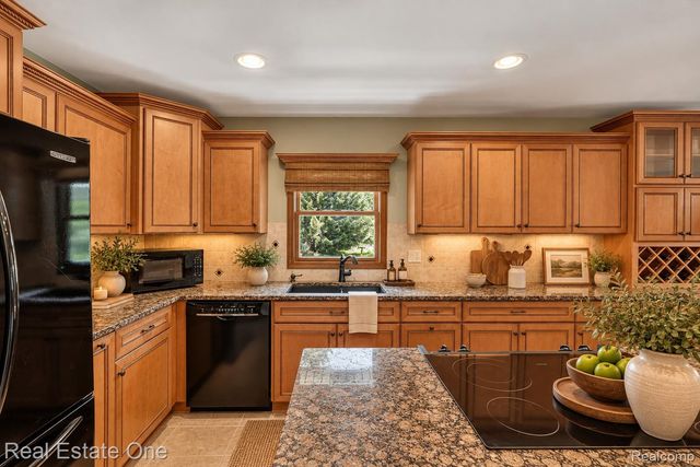 6039 Fish Lake Road, Highland Charter Township, MI 48442