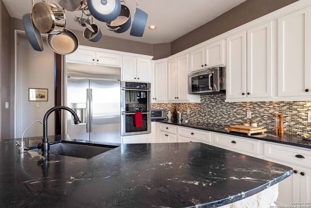 302 PARADISE POINT DR, Boerne, TX 78006