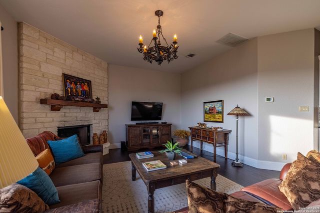 302 PARADISE POINT DR, Boerne, TX 78006