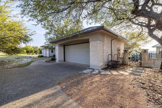 302 PARADISE POINT DR, Boerne, TX 78006