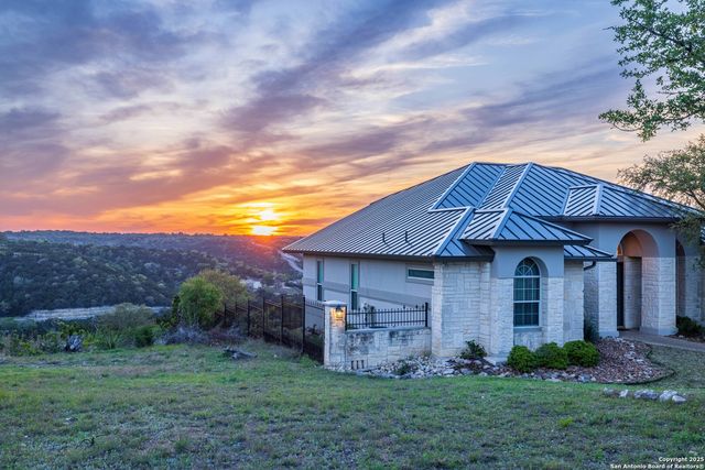 302 PARADISE POINT DR, Boerne, TX 78006