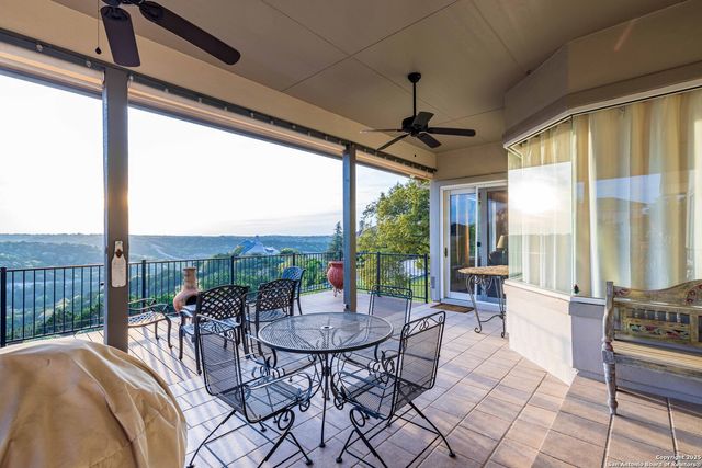 302 PARADISE POINT DR, Boerne, TX 78006