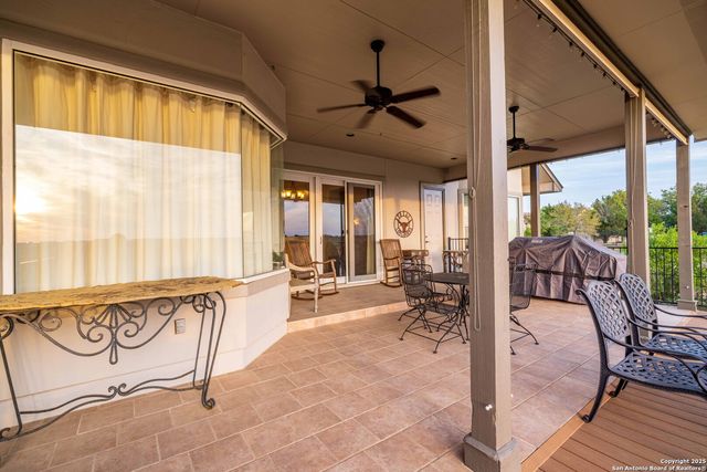 302 PARADISE POINT DR, Boerne, TX 78006