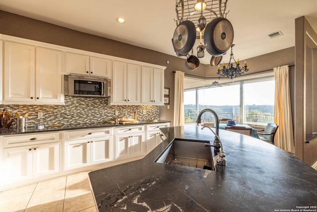 302 PARADISE POINT DR, Boerne, TX 78006