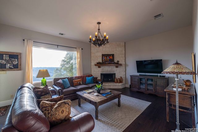 302 PARADISE POINT DR, Boerne, TX 78006