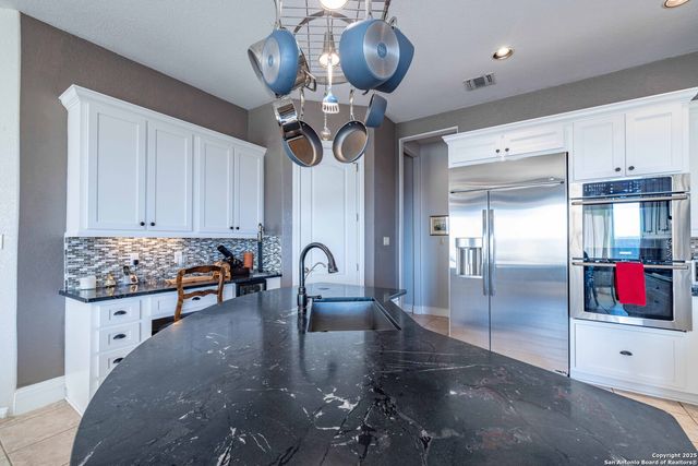 302 PARADISE POINT DR, Boerne, TX 78006