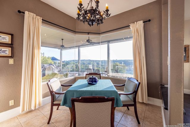 302 PARADISE POINT DR, Boerne, TX 78006