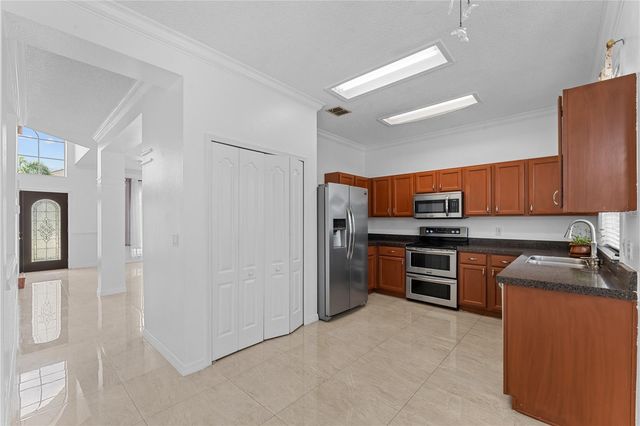 617 LAKESCAPE COURT, Orlando, FL 32828