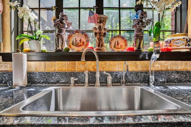 2412 Robin Hood RD, Roanoke, VA 24014