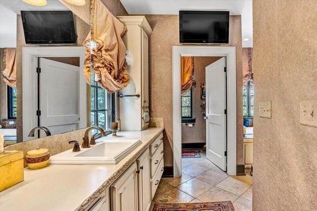 2412 Robin Hood RD, Roanoke, VA 24014