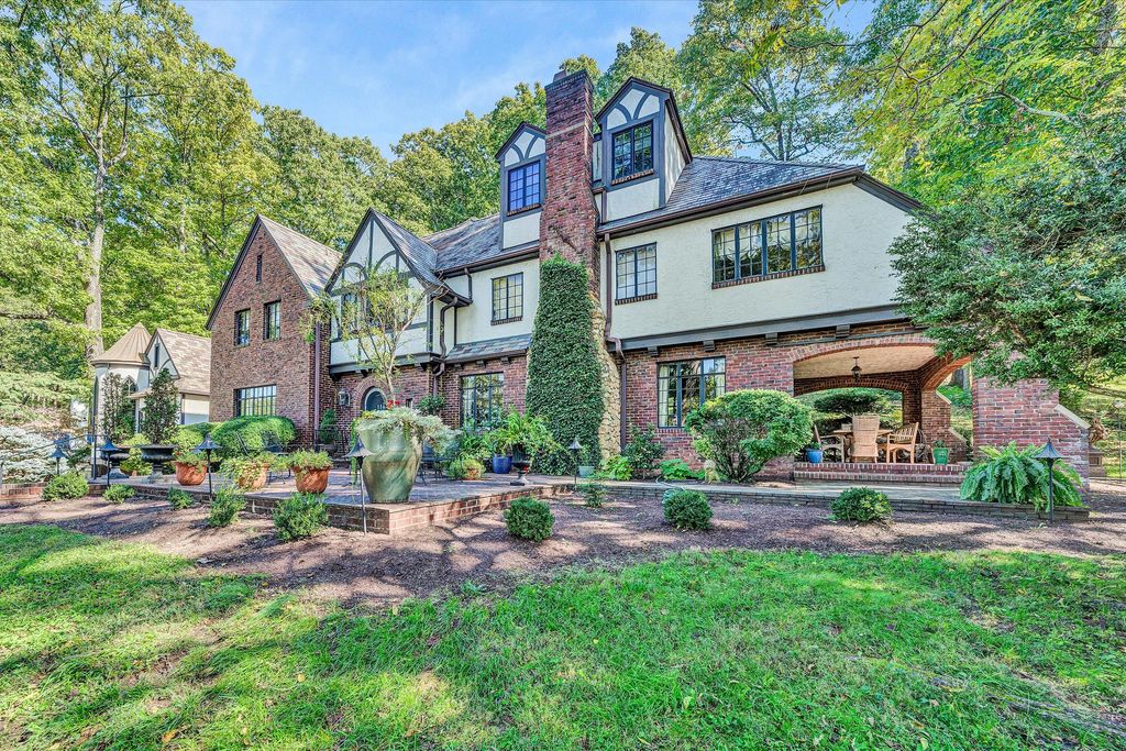 2412 Robin Hood RD, Roanoke, VA 24014