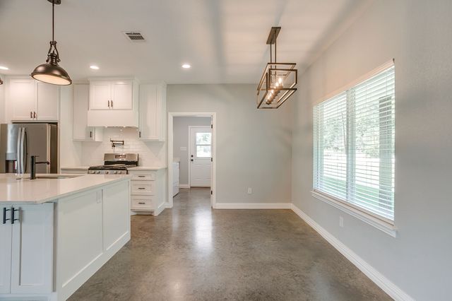 13901 County Road 102, Grandview, TX 76050