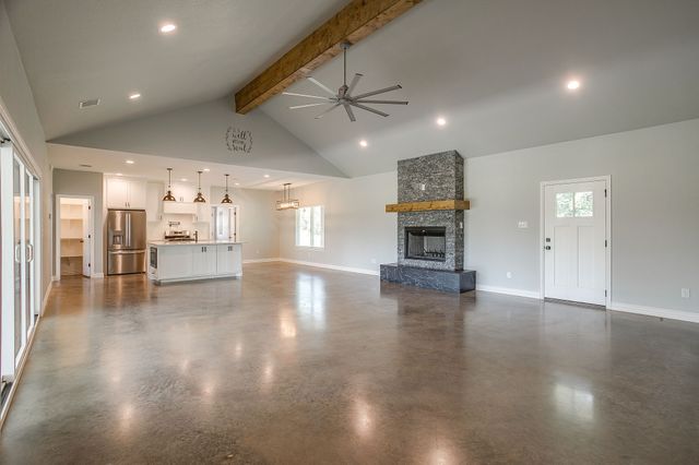 13901 County Road 102, Grandview, TX 76050