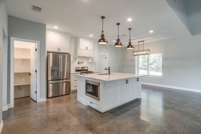 13901 County Road 102, Grandview, TX 76050