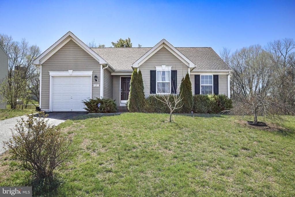 121 EQUINOX WAY W, Martinsburg, WV 25401