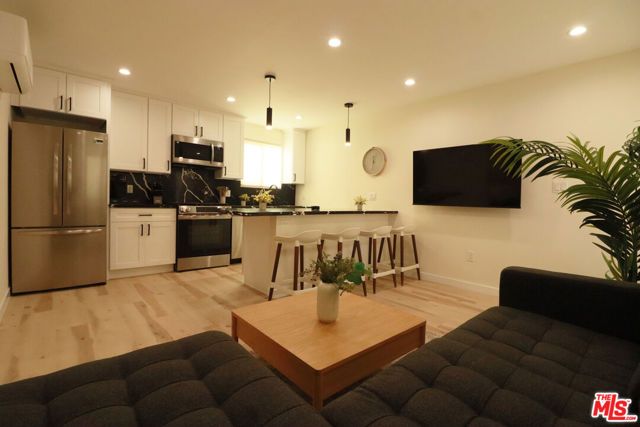 9040 Phyllis Avenue E, West Hollywood, CA 90069