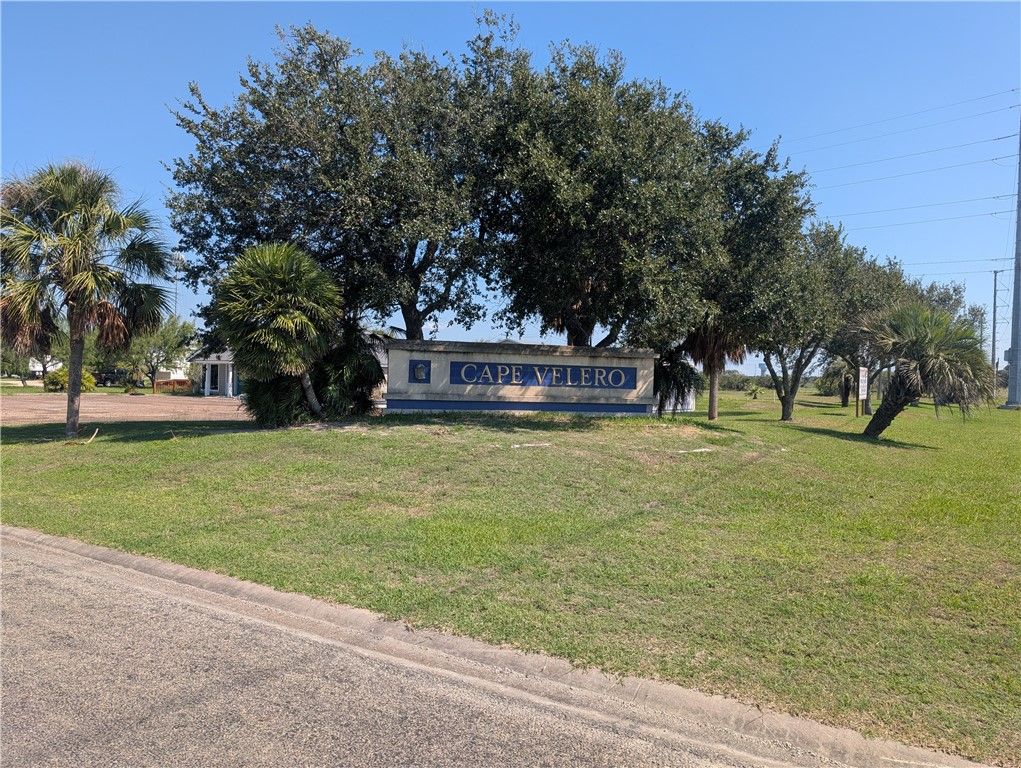 1623 Cape Velero Dr, Rockport, TX 78382 — photo 2