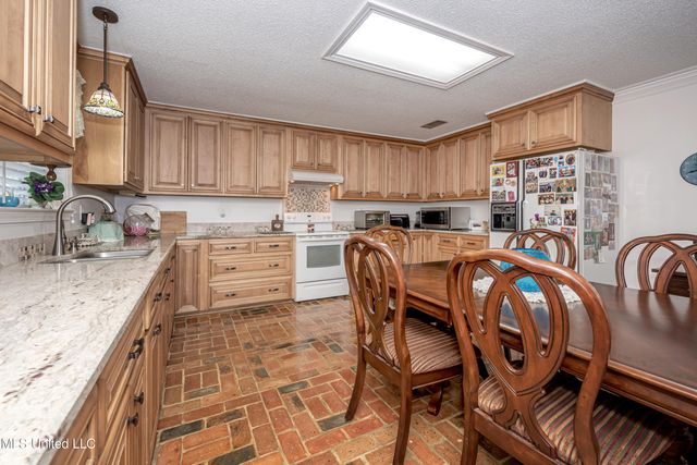 10001 Echo Glen Drive, Moss Point, MS 39562