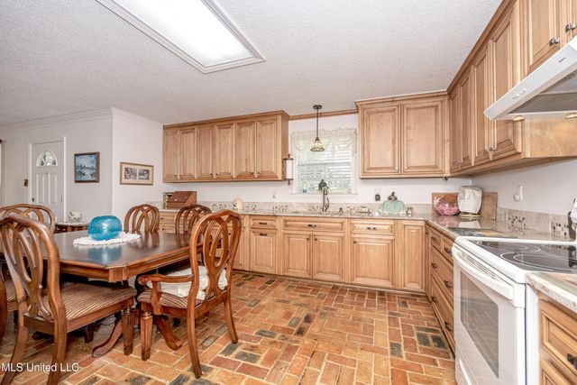 10001 Echo Glen Drive, Moss Point, MS 39562