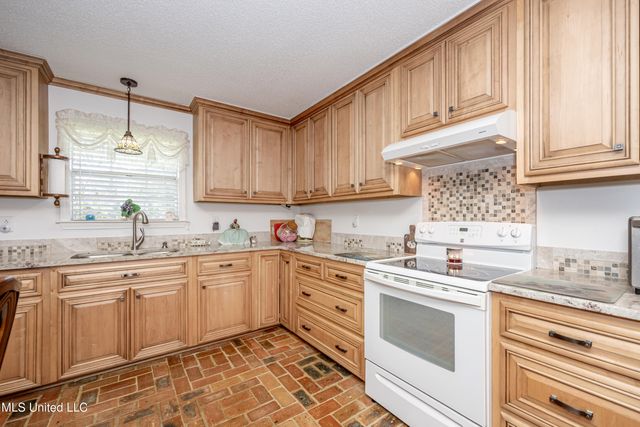 10001 Echo Glen Drive, Moss Point, MS 39562