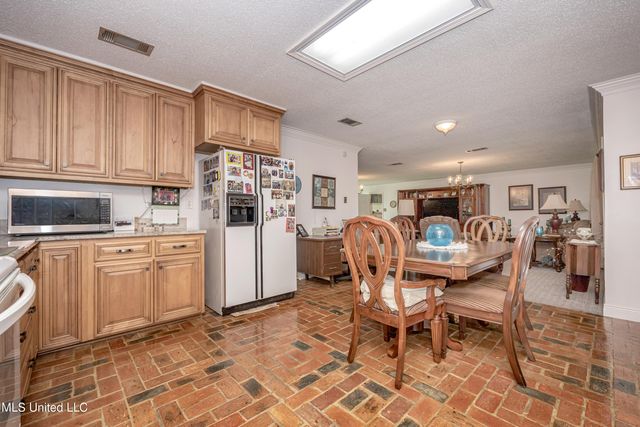 10001 Echo Glen Drive, Moss Point, MS 39562