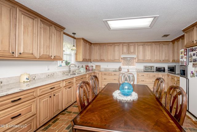 10001 Echo Glen Drive, Moss Point, MS 39562