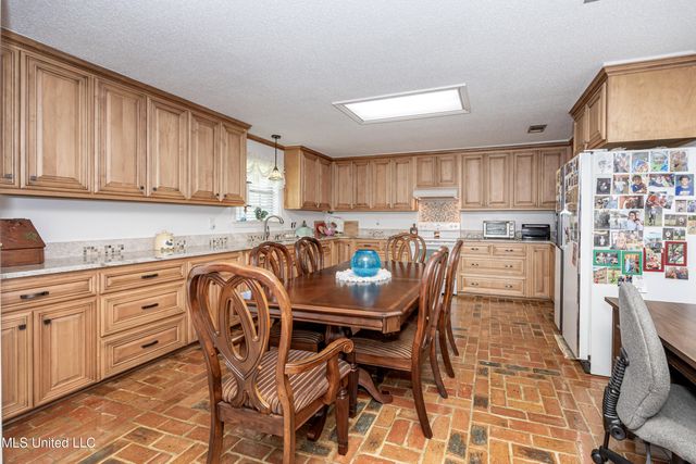 10001 Echo Glen Drive, Moss Point, MS 39562