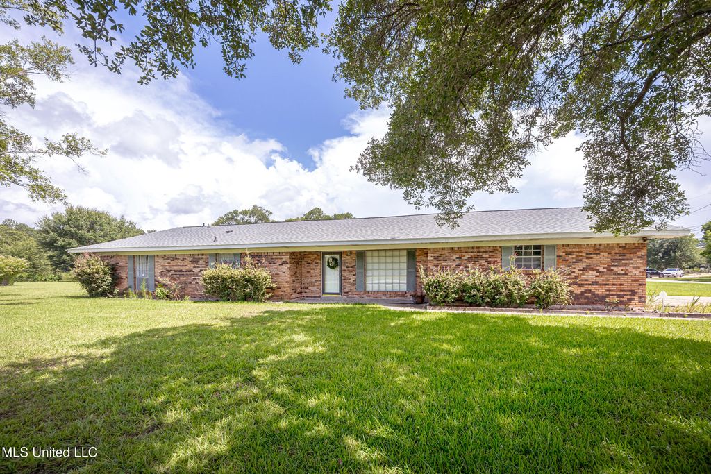 10001 Echo Glen Drive, Moss Point, MS 39562