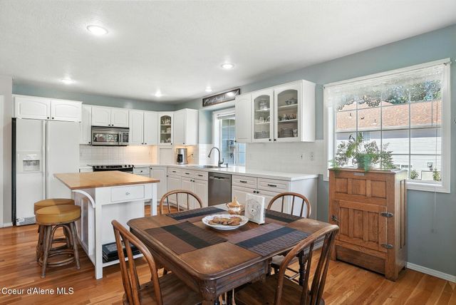 6908 N East Bluff Ct, Spokane, WA 99208